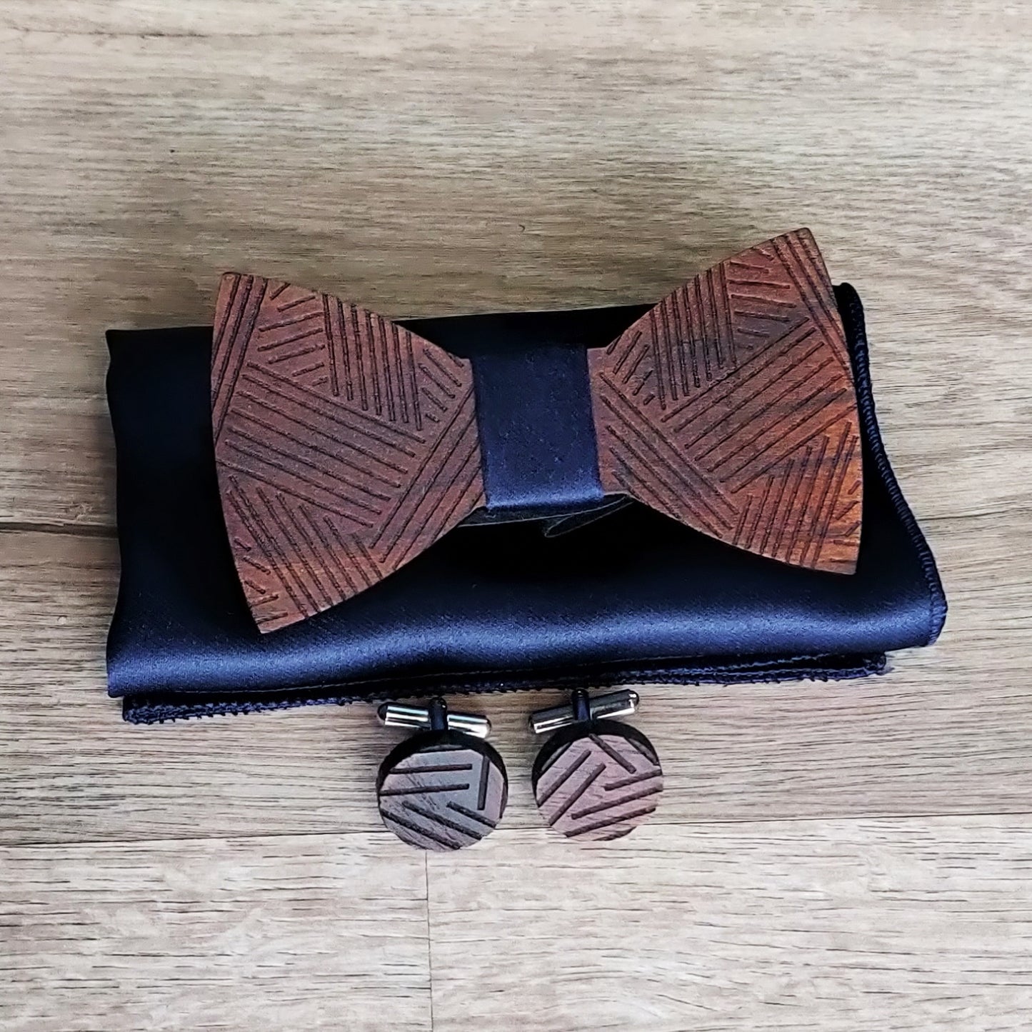 Alagan Wooden bowtie and Cufflinks (walnut)